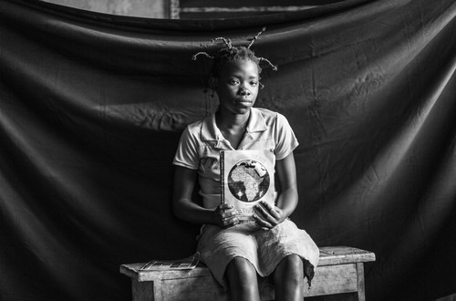 Thirteen–year-old Fideline holds one of the school notebooks that she was able to salvage when she and her family fled for their lives and boarded a boat to Batanga. The final straw was when the teenager and her friends saw a businessman being summarily executed. Fideline remembers screaming as she sprinted home. Her father immediately decided that they had to leave. “I couldn’t take my school bag, my shoes, or the colored ribbons for my hair, but I did bring my notebooks and my pen,” says the top student. “We have suffered so much,” she says, adding: “I want to study so that I can become someone.”